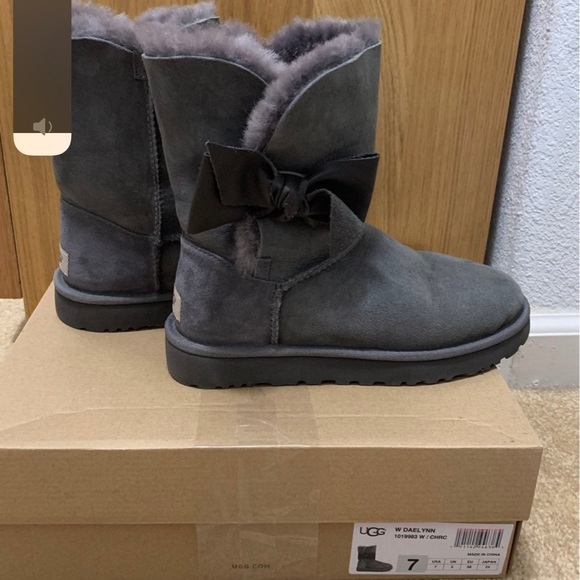 Ugg Boots Daelynn Size 7 Like New (Gray) - Picture 3 of 8